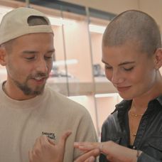 Kristian vyberá so Žanet snubný prsteň pre priateľku.