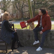 Nápadník donesie darček.