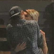Tom Felton s neznámou blondínkou