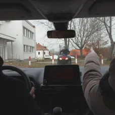 Netuší, že Lucia s Kapitánom sú mu v pätách.