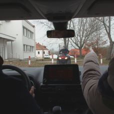 Netuší, že Lucia s Kapitánom sú mu v pätách.