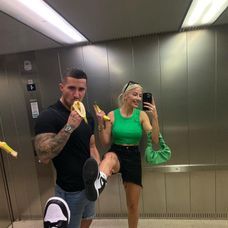 Laura a Martin sa po výhre v šou Love Island zasnúbili.