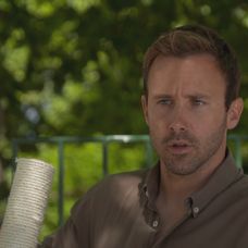 Tomáš je z Grétiných slov prekvapený.