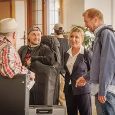 Tomáš Jeřábek, Daniel Fischer, Gabriela Dzuríková a Martin Pechlát vo filme Šviháci