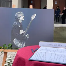 Kondolenčná kniha na rozlúčke s Meky Žbirkom.