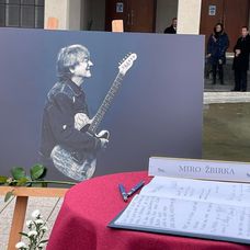 Kondolenčná kniha na rozlúčke s Meky Žbirkom.