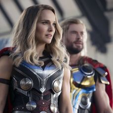 Natalie Portman a Chris Hemsworth v najnovšom filme Thor: Láska a hrom.