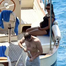 Jamie Dornan na lodi smanželkou Ameliou Warner. 