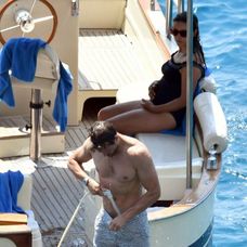 Jamie Dornan na lodi smanželkou Ameliou Warner. 