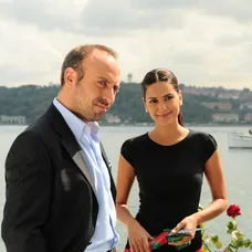 Tisíc a jedna noc - Onur a Šeherezáda (Halit Ergenç a Bergüzar Korel)
