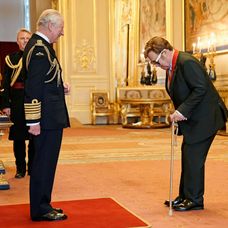 Eltonovi Johnovi udelili vyznamenanie Rad spoločníkov cti.