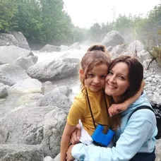 Izabelka Gavorníková s mamou.