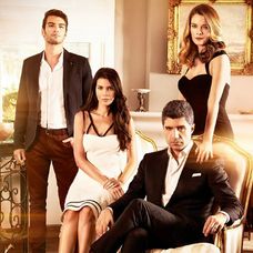 Kúsok zo mňa - Kerem, Elif, Kahraman a Defne (Gülbey İleri, Hatice Şendil, Özcan Deniz a Begüm Kütük)