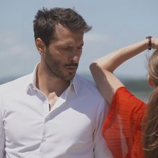 Alex sa ju snaží upokojiť.