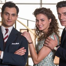 Gólman Aston Villy Oerjan Nyland chytá loptu za bránkovou čiarou proti Sheffieldu United.