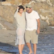 Leo a Camila na pláži v Malibu