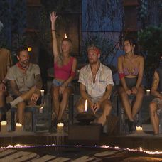 Kristina prekvapila Janu na kmeňovej rade, keď jej venovala skrytú výhodu. Jana tak mohla vziať jednému členovi hlas a hlasovať dvakrát. Hlas zobrala Radkovi.