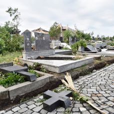 Zničené náhrobky na cintoríne v obci Moravská Nová Ves, okres Hodonín.