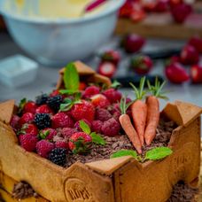 Jarná tortička s jahodami a rebarborou