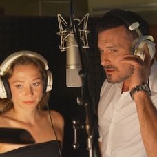 Emma Drobná a Ján Koleník počas nahrávania skladby k Druhej šanci.