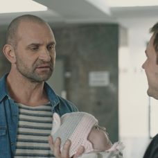 Nad frekventovanou obecnou cestou sa zosunul svah.