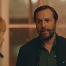 Adam (Kamil Mikulčík) sa postaral o to, aby mala Nikol (Táňa Pauhofová) prvú spomienku na nové bývanie peknú.