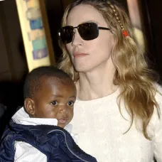 Madonna s Davidom Bandom 29. októbra 2006 na londýnskom letisku Heathrow.