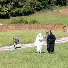 Na Farmu prišli dve zamaskované osoby