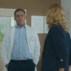 Adela (Lívia Bielovič) pred Adnrejom (Ján Koleník) tají bolestivú vec. Chce, aby pri ňom Richard (Filip Tůma) stál.