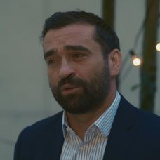 Jakub (Milan Ondrík) chce, aby to s Evou (Klára Issová) skúsili od začiatku.