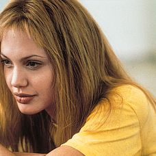 Angelina Jolie a jej premeny vzhľadu.