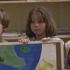 Alica dostane od detí krásny darček.