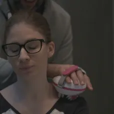 Ema dostane od Mareka masáž.