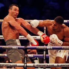 Otrasený Vladimir Kličko po údere Anthonyho Joshuu.