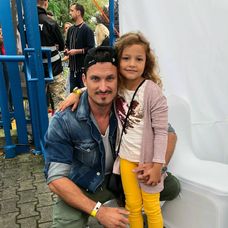 Ján Koleník s ešte malou Izabelou Gavorníkovou v období začiatku nakrúcania Oteckov.