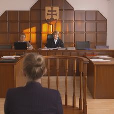 Gréta a Noro na rozvodovom pojednávaní.