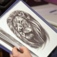 Tetovanie si vyberie náhodne.