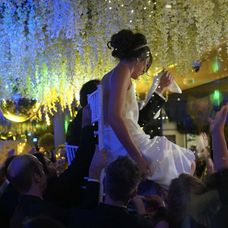 Jeden z najslávnejších režisérov všetkých čias sa oženil!