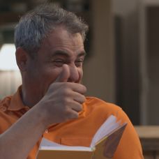 Vlado dostane záchvat smiechu.