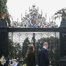 William a Kate pozdravili smútiaci dav.