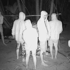 Michael skončil na zemi a ostatní sa mu snažili pomôcť.