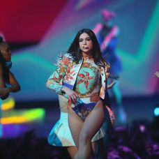 Dua Lipa zaspievala hit New Rules na Brit Awards 2018