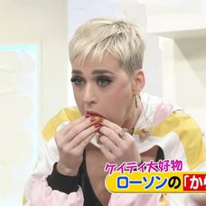 Katy Perry si do úst napchala naraz sedem kuracích nugetiek