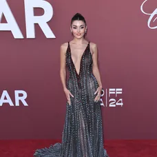 Hande Erçel v Cannes
