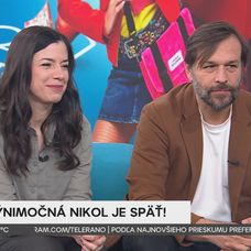 Michaela Majerníková a Kamil Mikulčík zo seriálu Výnimočná Nikol v Teleráne