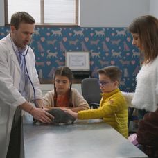 Ferko sa lúči so svojím zajkom.