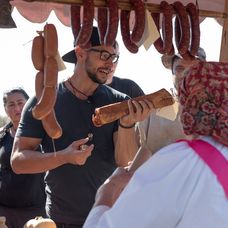 Mišo kúpil slaninu, ktorú ponúkol do pľacu