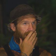 Šokované tváre Lovcov a Titánov na poslednej kmeňovej rade, kde sa mierne zmenila zostava kmeňov.