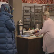 Lucia sa teší, že sa všetky koláče predali.