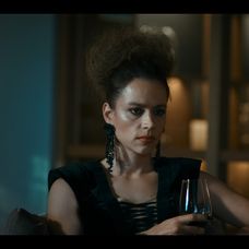 Záber z 1. epizódy minisérie Vedma